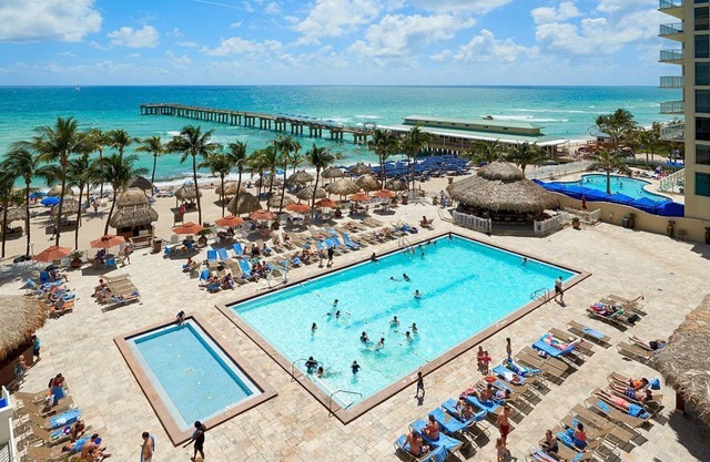 Relaxing Oasis in Sunny Isles Beach! 3 Spacious Units, Pool, Pets Allowed