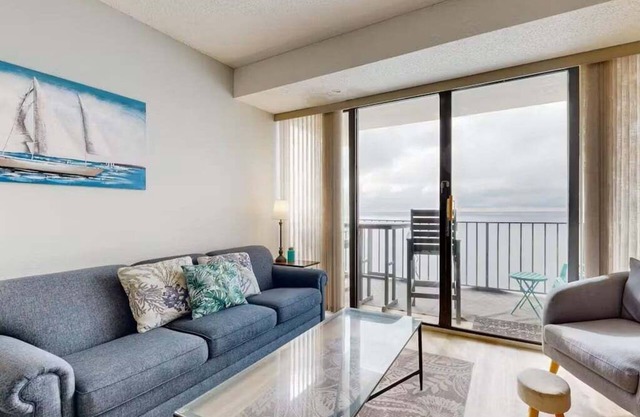 Relaxing Oceanfront 2BR Beach Condo! Royal Garden 1514