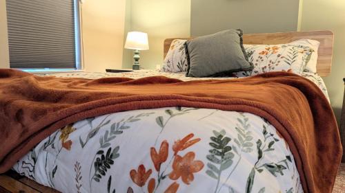 Relaxing Rustic Oasis II, Unit B - 6 minute walk to Downtown! Cyclists Welcome!