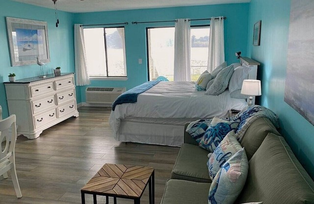 Relaxing Studio short walk to beach! Free round of Golf & Activities Daily!