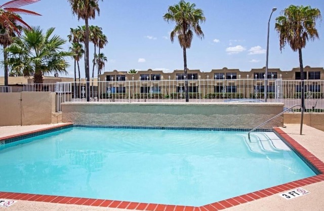Relaxing Unit Near La Plaza Mall - Pet Friendly With Outdoor Pool & Parking