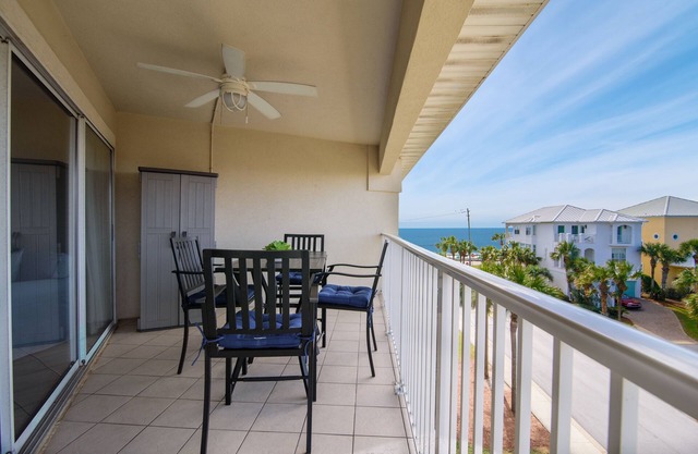 Relaxing, updated condo with stunning beach view. Come be spoiled at the beach🐶