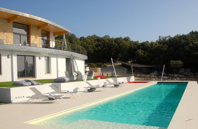 Relaxing villa for 8 people with heated 24m pool and panoramic view