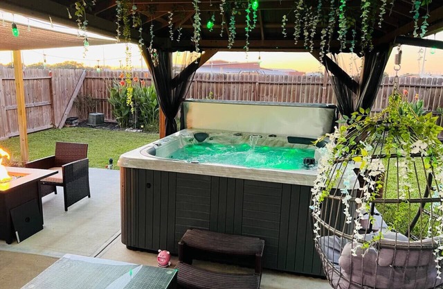 Relaxing with luxury Hot Tub for Houston Trip