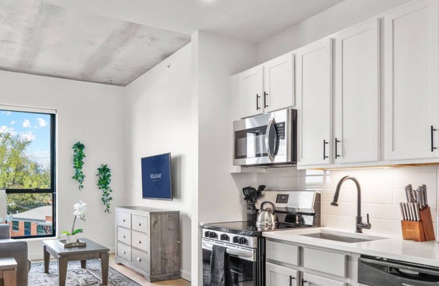 Reluxme | European Flat Near Uptown King Bed + Gym