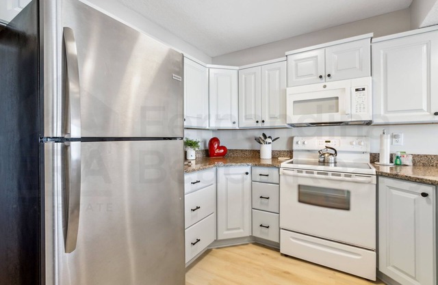 Remodeled 2 Bed/2 Bath, 3rd floor Oceanfront condo sleeps 5. Oceanfront balcony & pool.