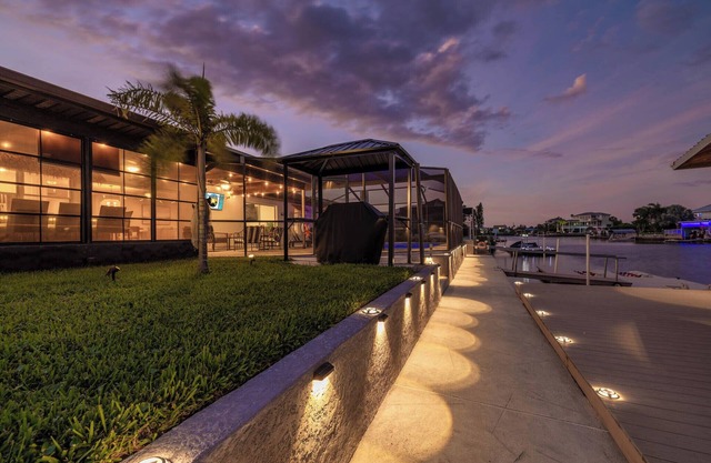 Remodeled/Tiki Bar/Waterfront/Heated Pool/games