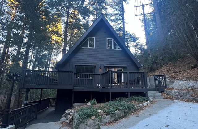 RemodelednLux Black Cabin in Lake Arrowhead W/Full Studio. 3 min to the Lake.