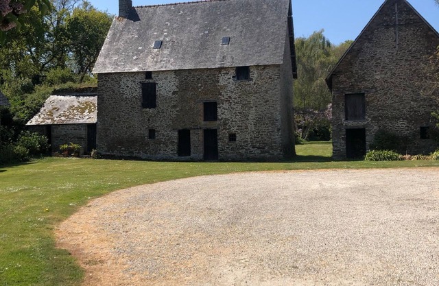 Renovated 17th century house with large garden, quiet, close to beaches