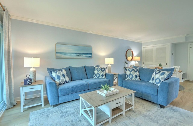 Renovated 1BR Condo. Walk to Beach&Salty Dog, Sleeps 5. Bike, Golf, Pickleball!