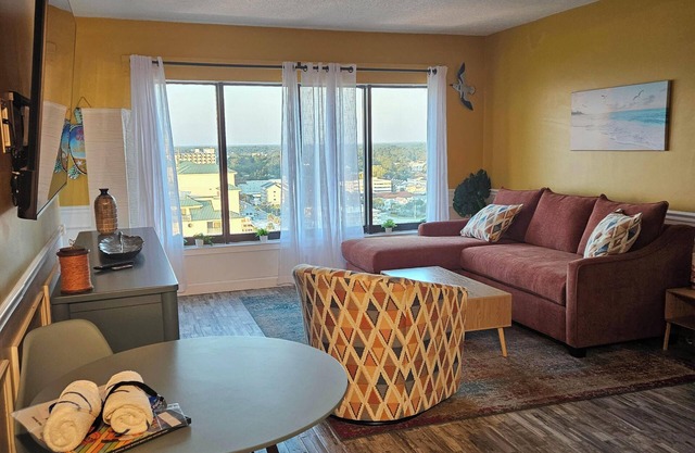 Renovated 2 Bedroom w/Ocean & City Views! Palace 1807