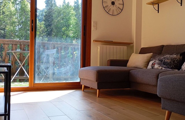 Renovated 3-bed apt south-facing with balcony near slopes