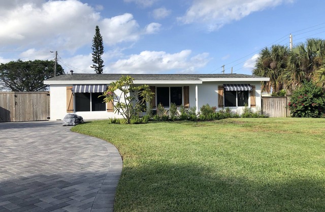Renovated 4 Bedroom East Boca House, Walk to Everything!