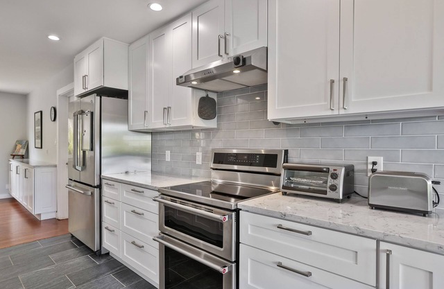 Renovated 4BR/2.5BA Views Quiet large 2200 sq ft