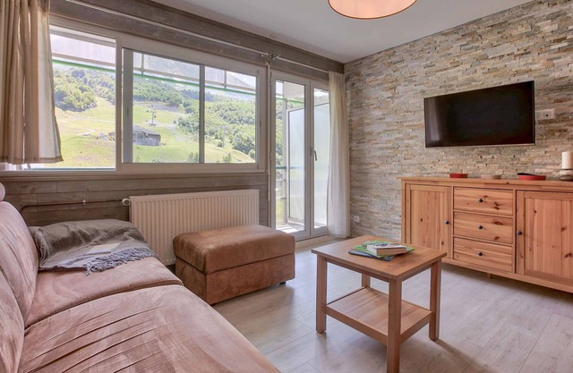 Renovated 6-person apartment with south balcony and slope views in Gourette