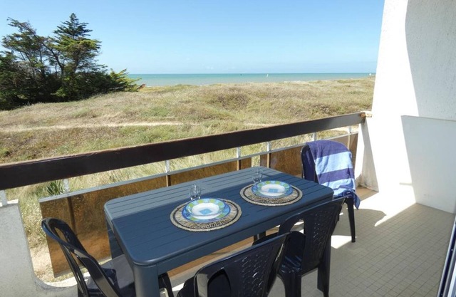 Renovated apartment, 2 bedrooms, balcony, parking, sea view