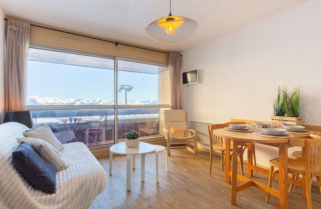 Renovated Apartment for 5, Close to Slopes and Ski School, Stunning Mountain Views