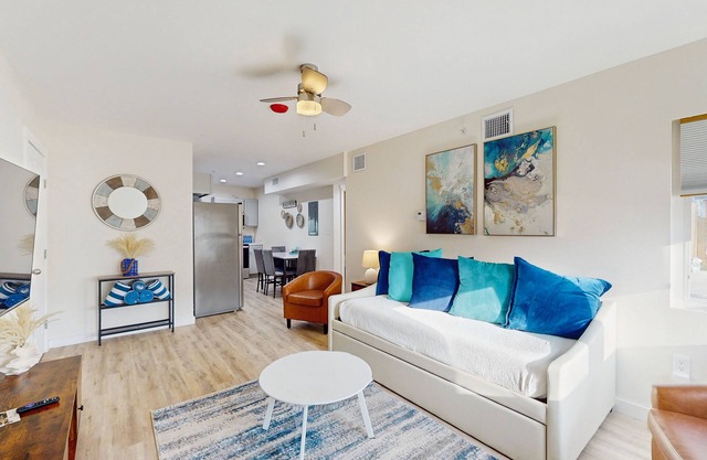 Renovated apartment with full kitchen, WIFI and close to beach