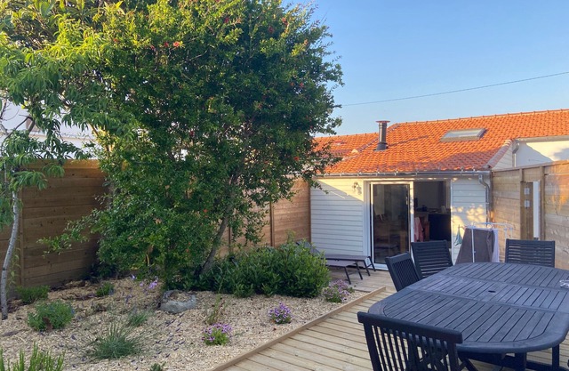 Renovated Beach House with Terrace and WiFi, 500m from Boucholeurs Beach