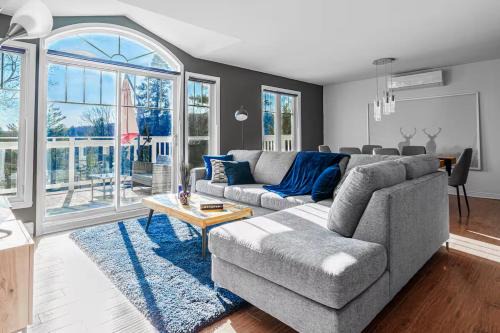 Renovated Chalet De l'Escapade Hot Tub - Ski - Snow Tubing- Lakeview - Pool table - More