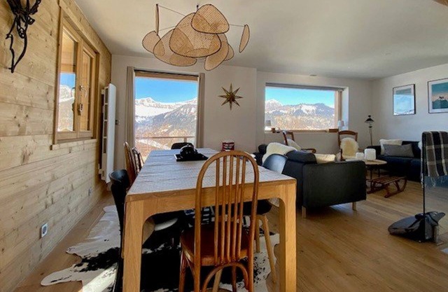 Renovated Chalet for 12, 100m from Ski Slopes, 300m from Shops, Terrace, Parking, and WiFi Included