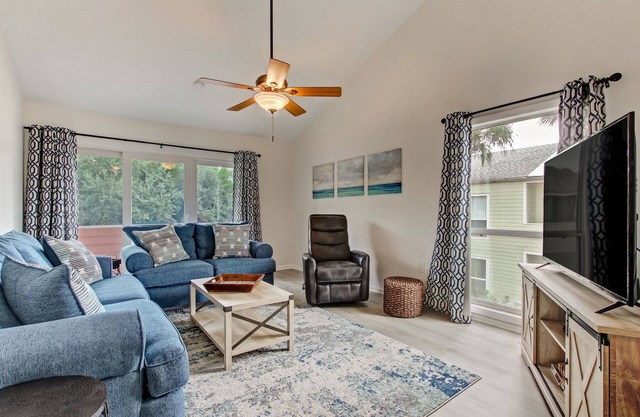Renovated, Cozy 2Bd 2Ba, Steps from Private Beach & Pool!
