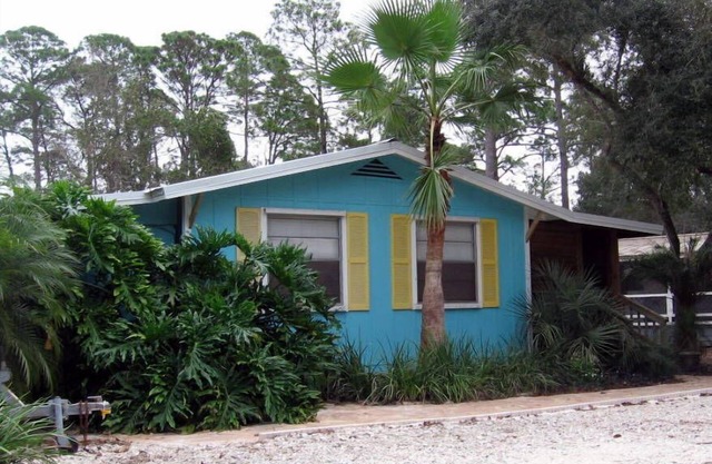 Renovated Cozy Orange Beach Cottage With Bunk House.
