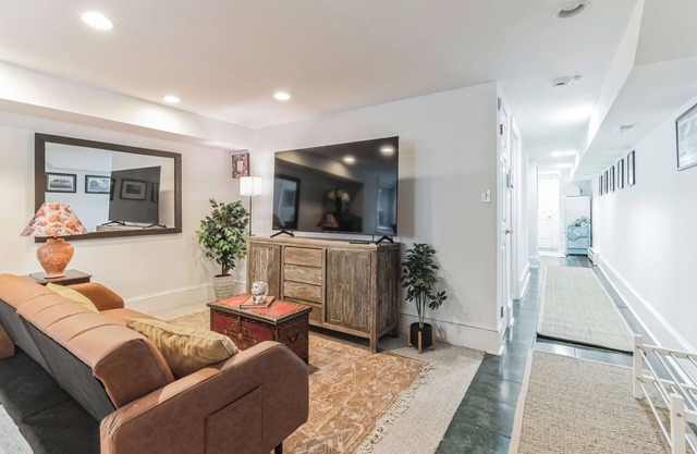 Renovated & cozy retreat in beautiful Dupont/Logan area - walk to everything!