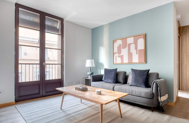 Renovated El Born 2BR nr Port Vell, by Blueground