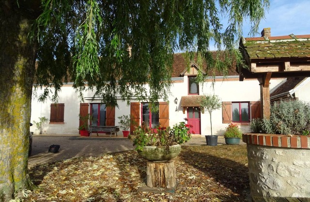 Renovated Farmhouse near Loire Castles with Private Terrace and Garden