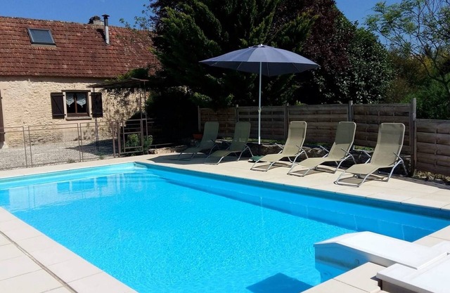 Renovated farmhouse, quiet location, unobstructed view, private pool