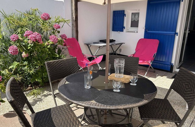 Renovated house 2 bedrooms, near sea, living room TV