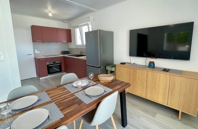 Renovated house with WIFI, 700m from the sea - Sleeps 4