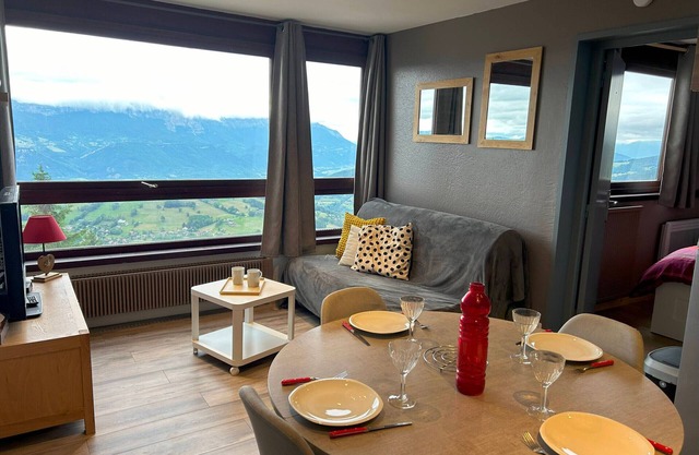 Renovated 2BR Cabin Apartment Near Ski Lifts and Shops, Sleeps 6