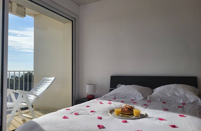 Renovated apartment for 4, sea view, games room, parking included