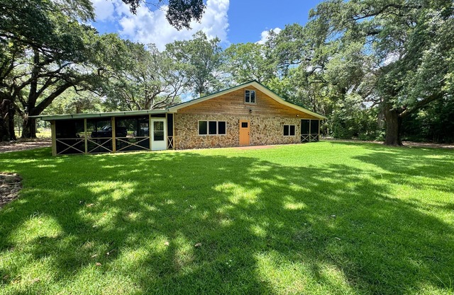 Renovated getaway w/bonus room, yard games, grill, boat parking & near Pirate’s