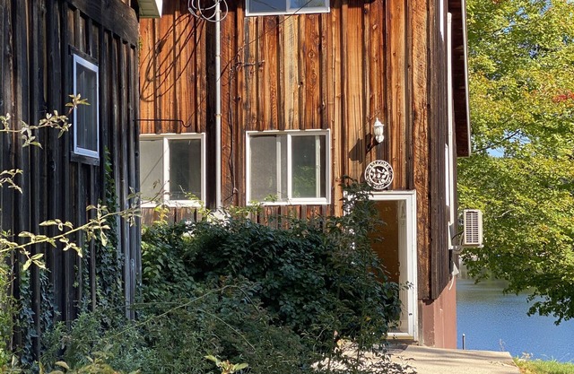 Renovated lake cabin w/raised deck & screened in porch, close to town & skiing!