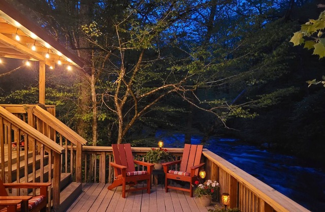 Renovated Park's Edge Cabin on Deep Creek, One step from The Great Smoky Mountains National Park!