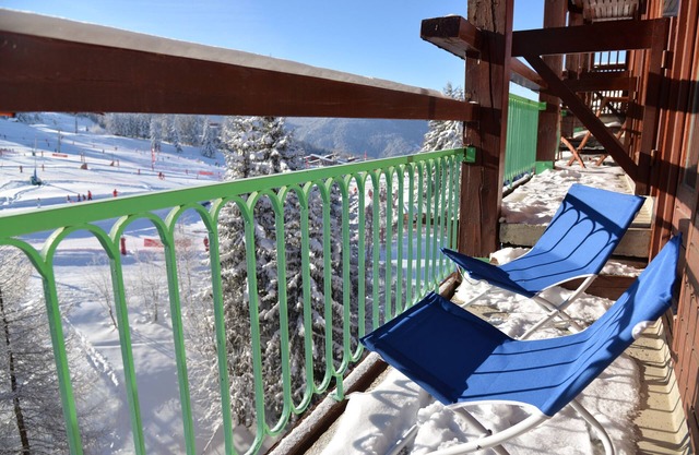 Renovated studio facing south, high floor with views, direct access to slopes, Lauzières