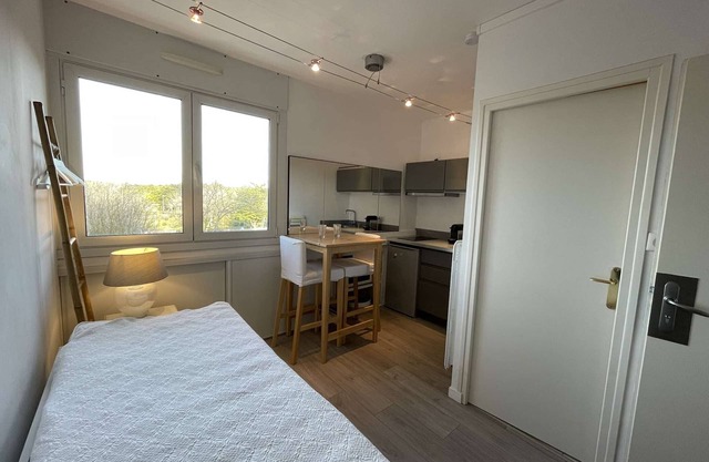 Renovated studio 2 pers with parking, wifi, near beach