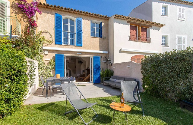 Renovated South-oriented house - A/C, WIFI, 11m mooring
