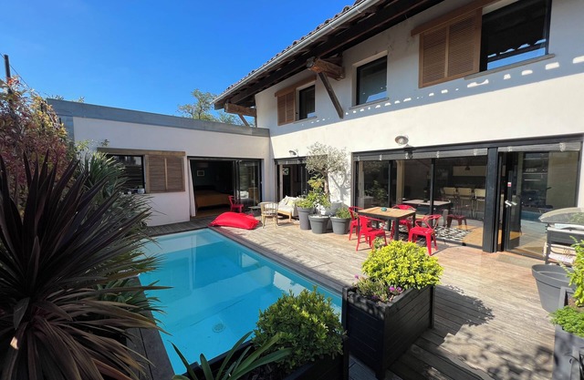 Renovated studio for 8 people with swimming pool and garden in the heart of Toulouse