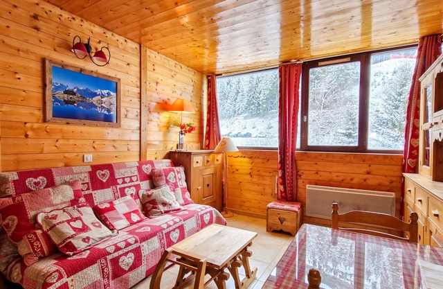 Renovated Studio Near Slopes · Ski Lockers · Comfort for 4 · Close to Shops