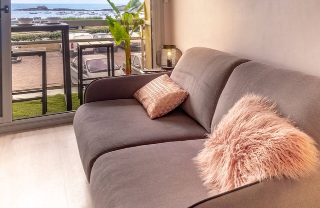 Renovated studio with sea view balcony, WIFI, near beach and shops - 2 pers