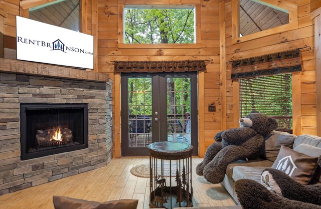 Renovated Three Bear Log Cabin, Vaulted Ceilings, Private Hot Tub! Near Big Cedar, Car Charger