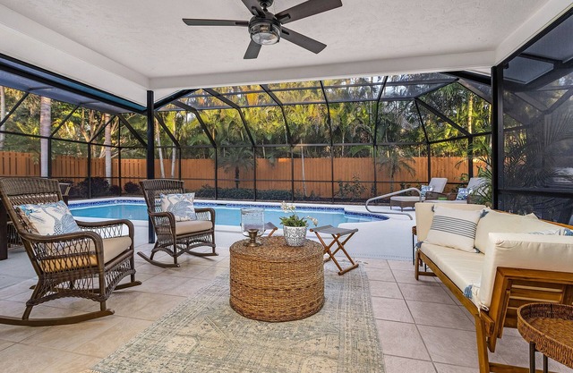 Renovated Villa less than 1 mile to beach with heated Pool! Dog Friendly!