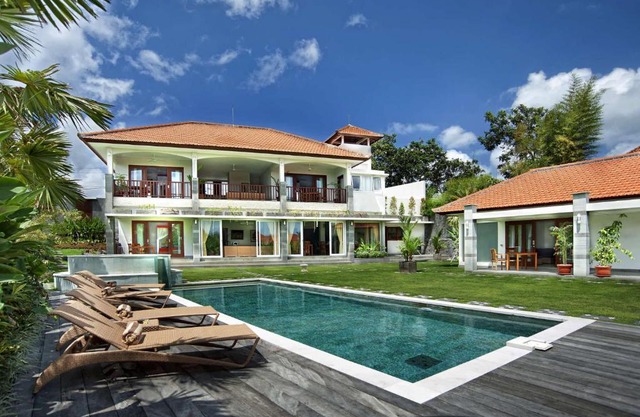 Rent a Luxury Villa in Bali Close to the Beach, Bali Villa 2054