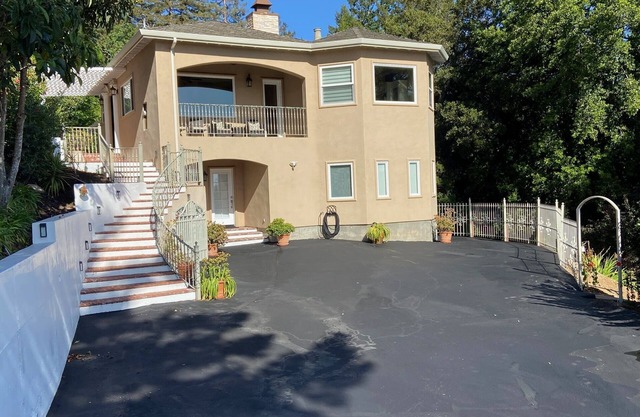 Rent the Bedroom Suite #4 for one person sharing the Villa with three housemates