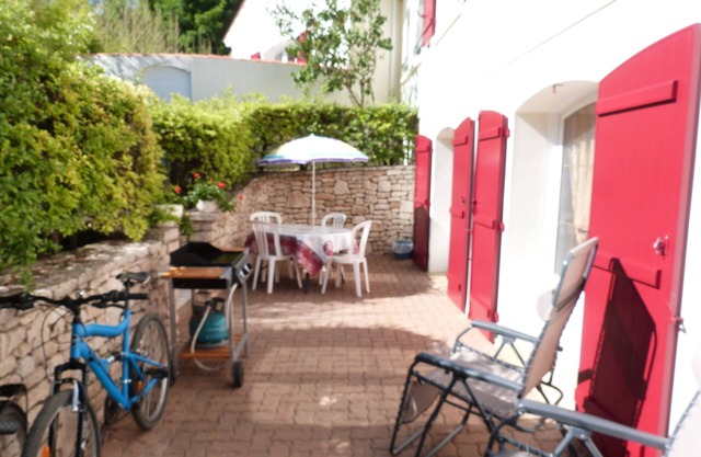 Rental* near beach and shops, bicycles