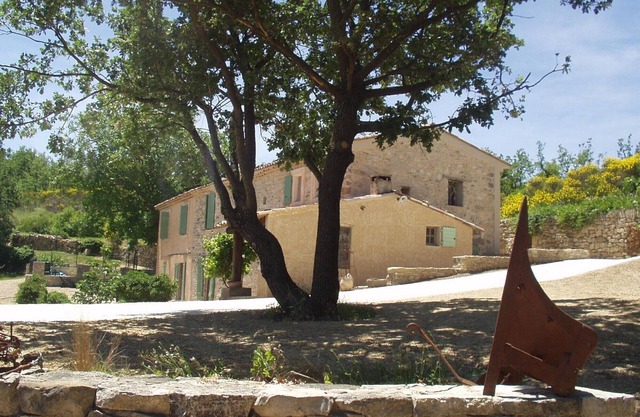 Rental of an independent house with swimming pool in the Luberon park